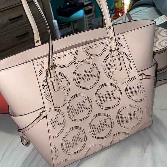 Michael Kors Purse - Picture 1 of 1